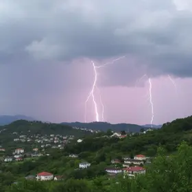 Palhoça deve ter um dia com trovões e raios nesta quinta-feira