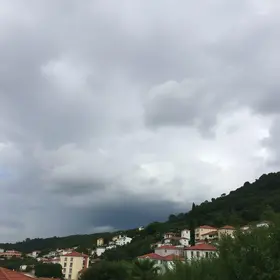 Palhoça céu nublado
