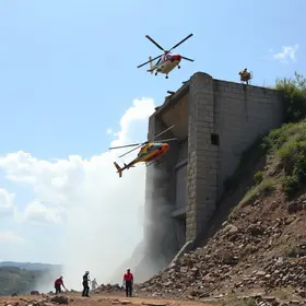 parte de muro desaba durante pouso de helicóptero na UPA em Palhoça, SC